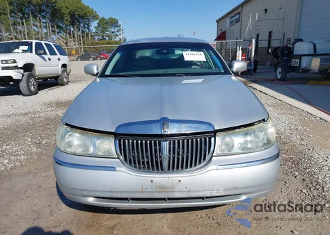 2002 Lincoln Town Car Cartier z USA, uszkodzony, nr VIN 1LNHM85W12Y667761